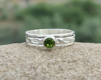 Hammered Peridot Spinner Ring / Handmade 925 Silver Jewelry / Meditation Band