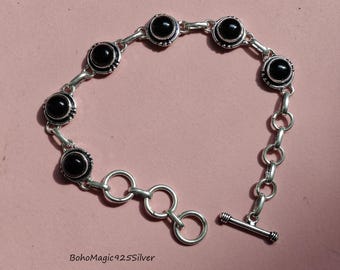 Pulsera de ónix negro en plata de ley 925: joyería artesanal con piedras preciosas.