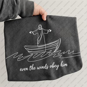 Arquivo de corte digital para sublimação com design minimalista de Jesus em PNG, citação cristã, versículo bíblico, estilo cristão, ideal para camisetas.