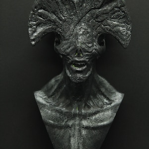 Könnte beinhalten: Eine schwarz-graue 3D-gedruckte Büste einer Kreatur mit einem großen, fächerförmigen Kopf und einem weit geöffneten Mund.