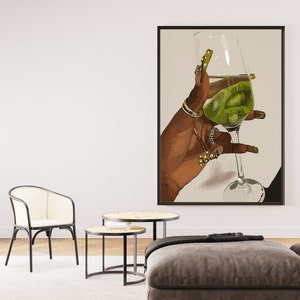 K&ouml;nnte beinhalten: Eine Hand h&auml;lt ein Glas mit gr&uuml;ner Fl&uuml;ssigkeit. Die Hand ist mit Ringen und gr&uuml;nem Nagellack verziert.