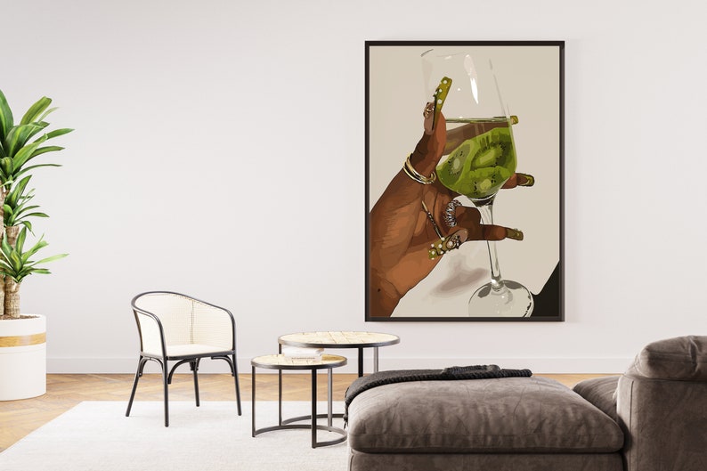 K&ouml;nnte beinhalten: Eine Hand h&auml;lt ein Glas mit gr&uuml;ner Fl&uuml;ssigkeit. Die Hand ist mit Ringen und gr&uuml;nem Nagellack verziert.