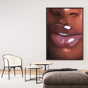 K&ouml;nnte beinhalten: Eine Nahaufnahme einer digitalen Illustration von Lippen. Die Lippen sind voll und gesch&uuml;rzt, mit einem gl&auml;nzenden Finish. Der Hintergrund ist einfarbig braun.