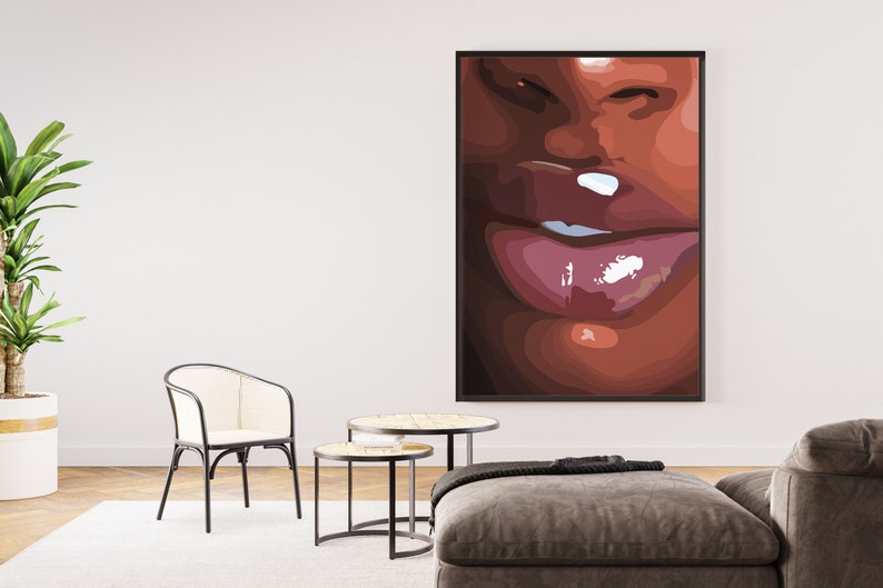 K&ouml;nnte beinhalten: Eine Nahaufnahme einer digitalen Illustration von Lippen. Die Lippen sind voll und gesch&uuml;rzt, mit einem gl&auml;nzenden Finish. Der Hintergrund ist einfarbig braun.