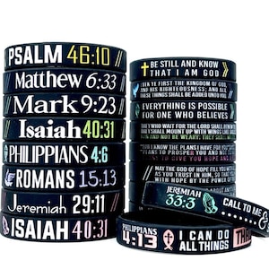 Puede incluir: Un conjunto de pulseras de silicona negra con texto blanco que presenta diferentes versículos bíblicos. Las pulseras tienen una doble barra oblicua al final de cada versículo. Algunos de los versículos incluyen: Salmo 46:10, Mateo 6:33, Marcos 9:23, Isaías 40:31, Filipenses 4:6, Romanos 15:13, Jeremías 29:11, Filipenses 4:13 y Jeremías 33:3.