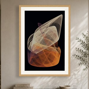 Puede incluir: Una impresi&oacute;n de arte mural enmarcada que presenta una composici&oacute;n digital abstracta con capas fluidas y transl&uacute;cidas en tonos crema, naranja y morado sobre un fondo negro, dentro de un marco de madera clara con un borde blanco.