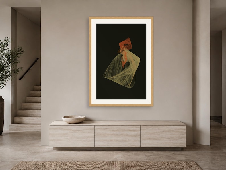 K&ouml;nnte beinhalten: Ein gerahmtes Wandbild mit einem abstrakten Design auf schwarzem Hintergrund. Die zentrale Grafik besteht aus einer geometrischen orangefarbenen Form &uuml;ber einem flie&szlig;enden, durchscheinenden, hellgelben, netzartigen Muster mit feinen Linien.