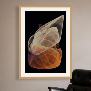 Puede incluir: Una impresi&oacute;n de arte mural enmarcada que presenta un dise&ntilde;o fractal abstracto con capas fluidas y transl&uacute;cidas en tonos crema, naranja y morado intenso sobre un fondo negro s&oacute;lido, dentro de un marco de madera clara.