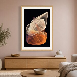 Puede incluir: Una pieza de arte mural enmarcada que presenta un dise&ntilde;o digital abstracto con capas fluidas y transl&uacute;cidas en tonos crema, naranja y morado sobre un fondo negro s&oacute;lido, encerrada en un marco de madera clara con un borde de paspart&uacute; blanco.