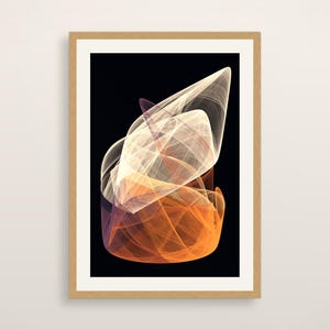 Puede incluir: Una l&aacute;mina de arte mural enmarcada que presenta un dise&ntilde;o abstracto central con capas fluidas y transl&uacute;cidas en tonos crema, naranja y morado sobre un fondo negro, dentro de un marco de madera clara con un borde de paspart&uacute; blanco.