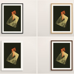 K&ouml;nnte beinhalten: Vier gerahmte Wandbilder mit einem abstrakten Design auf dunkelgr&uuml;nem Hintergrund, einer zentralen orangefarbenen geometrischen Form und einem flie&szlig;enden, hellgelben netzartigen Muster. Das Set enth&auml;lt Rahmen in Schwarz, hellem Holz, Wei&szlig; und Dunkelbraun.