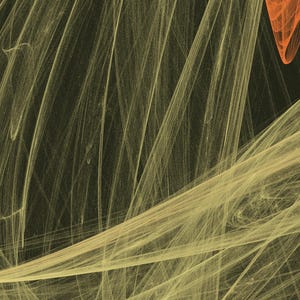 K&ouml;nnte beinhalten: Ein digitales abstraktes Kunstwerk mit flie&szlig;enden, durchscheinenden goldgelben Linien, die ein geschichtetes, netzartiges Muster vor einem dunklen Hintergrund bilden, mit einer einzelnen, leuchtend orangefarbenen geschwungenen Form oben rechts.