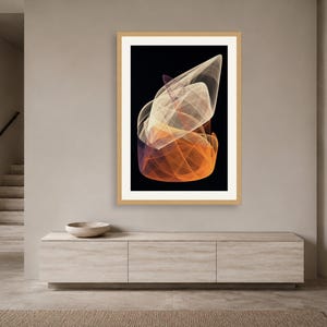 Puede incluir: Una pieza de arte mural enmarcada que presenta un dise&ntilde;o digital abstracto con capas transl&uacute;cidas superpuestas en tonos naranja, amarillo y blanco sobre un fondo negro s&oacute;lido, encerrada en un marco de madera clara con borde blanco.