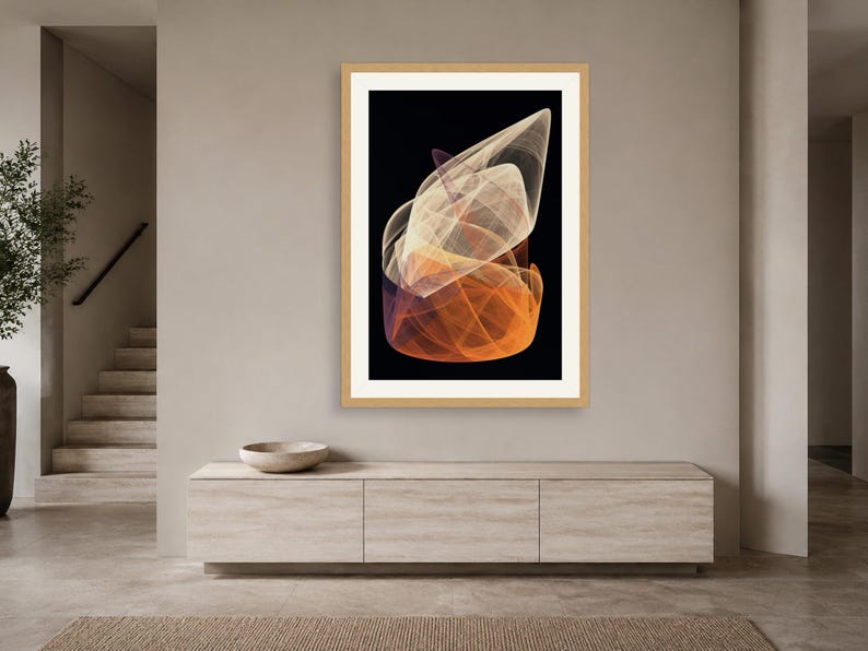 Puede incluir: Una pieza de arte mural enmarcada que presenta un dise&ntilde;o digital abstracto con capas transl&uacute;cidas superpuestas en tonos naranja, amarillo y blanco sobre un fondo negro s&oacute;lido, encerrada en un marco de madera clara con borde blanco.