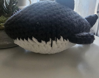Tiburón de peluche de lana tejida a ganchillo a mano