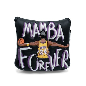 Puede incluir: Funda de putter de golf de cuero negro con un diseño bordado en morado y blanco que presenta a un jugador de baloncesto con el texto "MAMBA FOREVER".