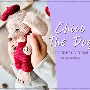 Könnte beinhalten: Ein beiges Häkelhund-Spielzeug mit roter Latzhose und passendem rotem Barett. Der Text auf der rechten Seite lautet Chico The Dog CROCHET PATTERN BY AGULINKA. Der Hund hat geschlossene Augen, eine braune Nase und Schlappohren.