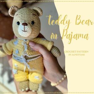 Könnte beinhalten: Ein gehäkelter Teddybär in gelbem Schlafanzug mit blauen Sternen. Der Bär hat einen hellbraunen Kopf und wird in den Händen gehalten. Der Text "Teddy Bear in Pajama" und "CROCHET PATTERN BY AGNETTAMI" sind sichtbar.