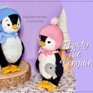 Könnte beinhalten: Zwei gehäkelte Pinguin-Puppen, eine mit blauem Hut und Schal, die andere mit rosa Hut und Schal, mit gelben Füßen. Der Text "Frosty The Penguin" ist zu sehen. Die Puppen stehen auf einer Holzoberfläche.