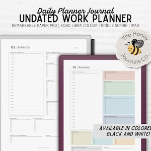 Puede incluir: Dos tabletas muestran un diario de planificador de trabajo sin fecha. El planificador incluye secciones para programación, prioridades, recordatorios y notas. El texto "Daily Planner Journal" y "Undated Work Planner" son visibles. El logotipo de The Honey Journals Co. está en la parte superior derecha.