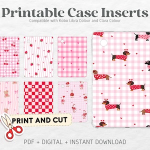 Può includere: Inserti per custodie stampabili con vari motivi rosa, tra cui ciliegie, fragole e quadretti vichy. Viene mostrata anche una custodia per tablet con un motivo a bassotto. Il testo "Print and Cut" è visualizzato con le forbici.