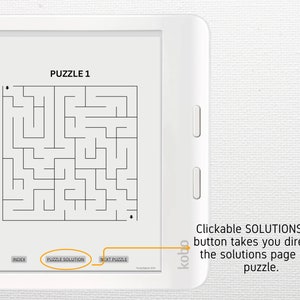 Pu&ograve; includere: Un e-reader bianco mostra un puzzle labirinto in bianco e nero, intitolato "PUZZLE 1". Lo schermo presenta pulsanti per "INDEX", "PUZZLE SOLUTION" e "NEXT PUZZLE". Il testo spiega che il pulsante "SOLUTIONS PAGE" porta alla soluzione del puzzle.