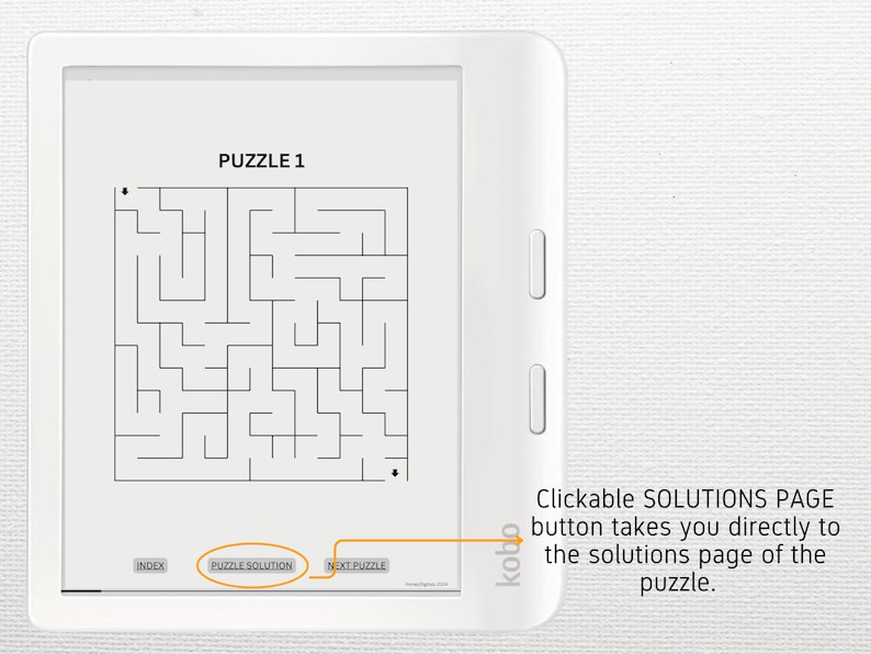 Pu&ograve; includere: Un e-reader bianco mostra un puzzle labirinto in bianco e nero, intitolato "PUZZLE 1". Lo schermo presenta pulsanti per "INDEX", "PUZZLE SOLUTION" e "NEXT PUZZLE". Il testo spiega che il pulsante "SOLUTIONS PAGE" porta alla soluzione del puzzle.