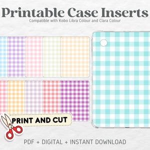 Op de afbeelding: Printbare case-inzetstukken met verschillende pastelkleurige ruitpatronen, waaronder blauw, paars, roze en geel. Er wordt ook een turquoise en witte ruitjeshoes getoond. De tekst "Print and Cut" wordt met een schaar weergegeven. De tekst "Printable Case Inserts" staat bovenaan.