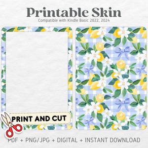 Può includere: Pellicola stampabile per un e-reader Kindle Basic. Il design presenta un motivo a quadri blu e bianchi con limoni e fiori bianchi. Il testo "STAMPA E TAGLIA" è su uno striscione giallo.