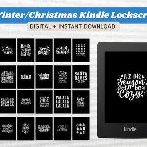 Puede incluir: Una colección de 50 pantallas de bloqueo digitales de Kindle con temas de invierno y Navidad. Las pantallas presentan varias citas e ilustraciones, incluyendo copos de nieve, árboles de Navidad y Santa Claus. El texto "Es la temporada para estar cómodo" se muestra en un lector electrónico Kindle.