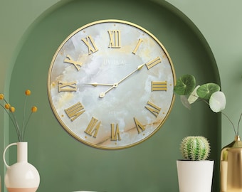 Horloge murale "Golden Bay", 60 cm, marque et design Lividual, horloge murale en métal, design intemporel, décoration murale, grande horloge à quartz, aspect marbre doré