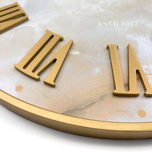 Horloge murale Golden Bay, 60 cm, marque et design Lividual, horloge murale en métal, design intemporel, décoration murale, grande horloge à quartz, aspect marbre doré image 4