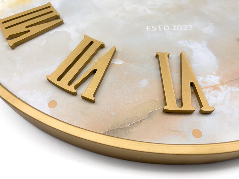 Horloge murale Golden Bay, 60 cm, marque et design Lividual, horloge murale en métal, design intemporel, décoration murale, grande horloge à quartz, aspect marbre doré image 4