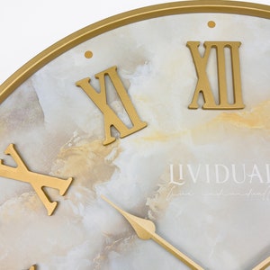 Horloge murale Golden Bay, 60 cm, marque et design Lividual, horloge murale en métal, design intemporel, décoration murale, grande horloge à quartz, aspect marbre doré image 3