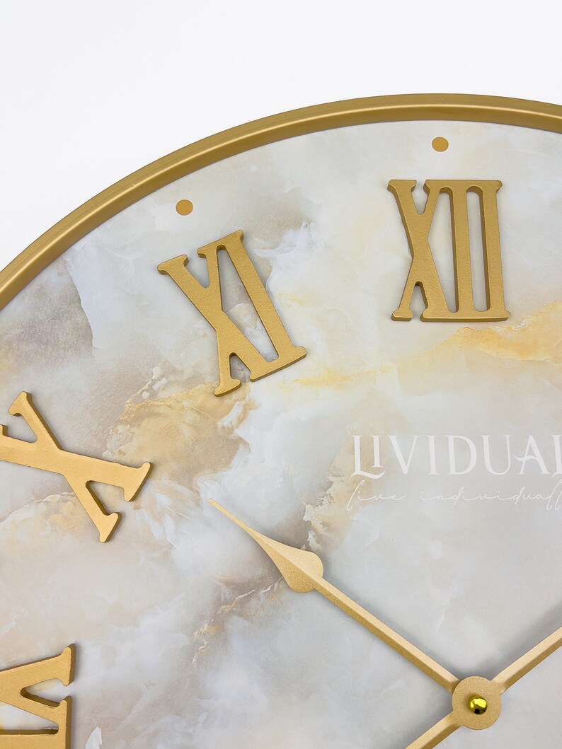 Horloge murale Golden Bay, 60 cm, marque et design Lividual, horloge murale en métal, design intemporel, décoration murale, grande horloge à quartz, aspect marbre doré image 3