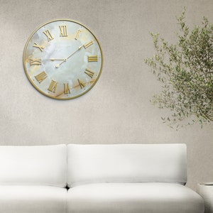 Horloge murale Golden Bay, 60 cm, marque et design Lividual, horloge murale en métal, design intemporel, décoration murale, grande horloge à quartz, aspect marbre doré image 5