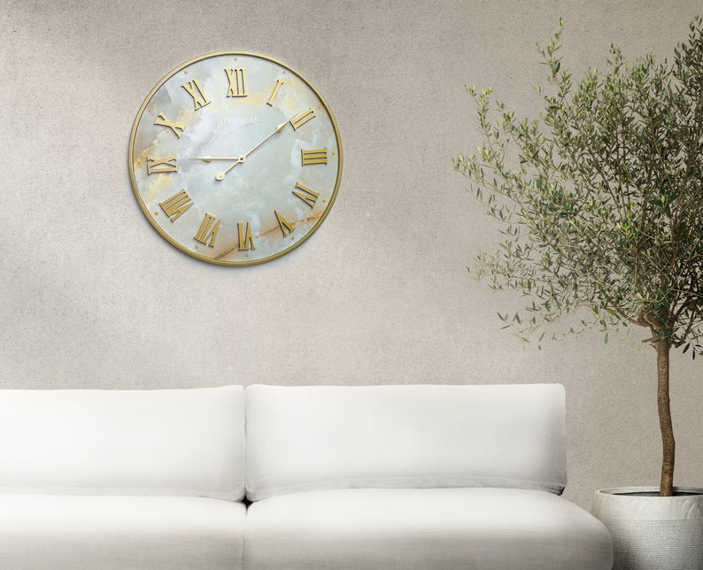 Horloge murale Golden Bay, 60 cm, marque et design Lividual, horloge murale en métal, design intemporel, décoration murale, grande horloge à quartz, aspect marbre doré image 5