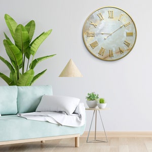 Horloge murale Golden Bay, 60 cm, marque et design Lividual, horloge murale en métal, design intemporel, décoration murale, grande horloge à quartz, aspect marbre doré image 6