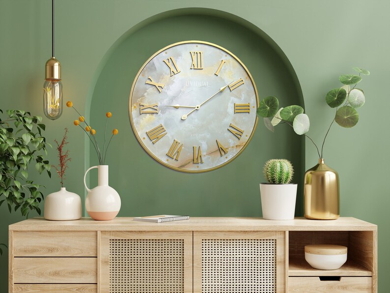 Horloge murale Golden Bay, 60 cm, marque et design Lividual, horloge murale en métal, design intemporel, décoration murale, grande horloge à quartz, aspect marbre doré image 1