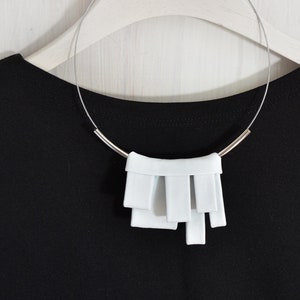 Colar babador branco/ Colar babador de couro/ Colar babador geométrico branco/ Colar exclusivo/ Colar branco extravagante.