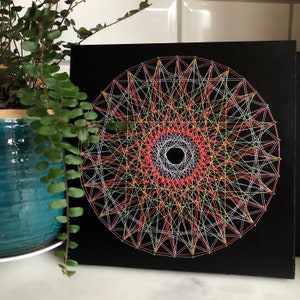 Handgemachte psychedelische String Art - UV-reaktiv - HYDRAE