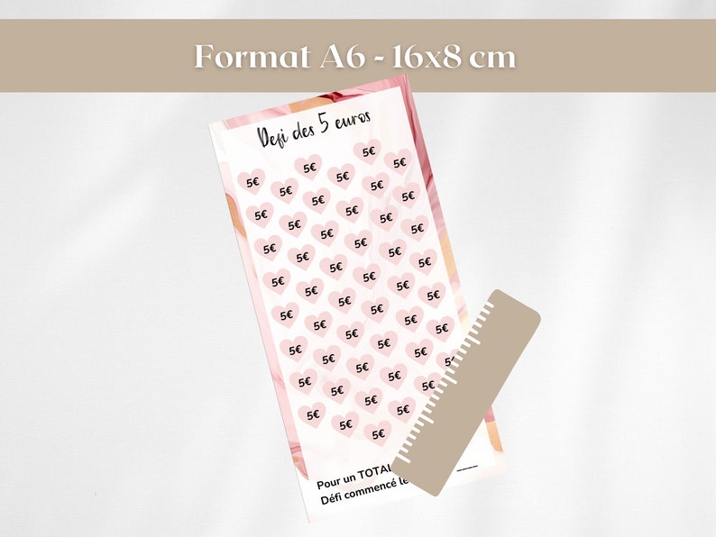 Pu&ograve; includere: Scheda formato A6 con il testo "Defi des 5 euros". La scheda presenta forme di cuore rosa con "5&euro;" all'interno. Un righello &egrave; posto sul lato. La scheda misura circa 16 x 8 cm.