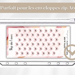 Pu&ograve; includere: Una busta con zip in plastica trasparente contenente un tracker di risparmio rosa e pesca. Il tracker ha spazi a forma di cuore, ciascuno contrassegnato con "1&euro;". Il testo "Defi des I euro" &egrave; visibile. Il testo in alto recita "Parfait pour les enveloppes zip A6".