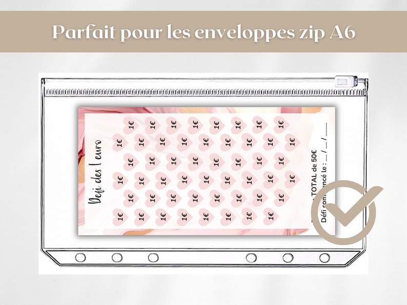 Pu&ograve; includere: Una busta con zip in plastica trasparente contenente un tracker di risparmio rosa e pesca. Il tracker ha spazi a forma di cuore, ciascuno contrassegnato con "1&euro;". Il testo "Defi des I euro" &egrave; visibile. Il testo in alto recita "Parfait pour les enveloppes zip A6".