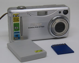 Nikon Coolpix 3700 3.2 MP 3X zoom Digital Camera