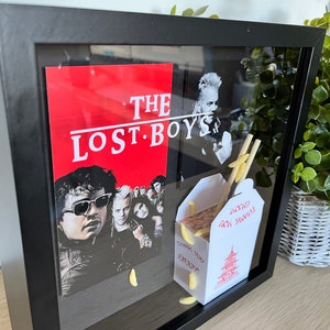 L'arte murale "The Lost Boys" con la scatola delle ombre