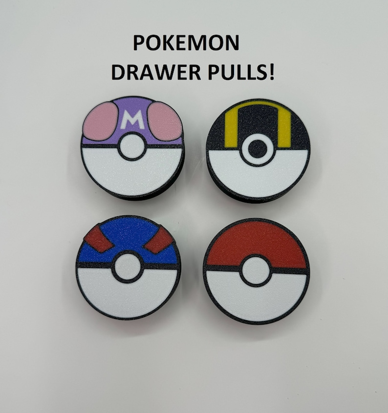 Puede incluir: Cuatro tiradores redondos para cajones con borde negro, cada uno con un dise&ntilde;o de Pok&eacute;mon diferente. Los dos tiradores superiores tienen detalles morados y amarillos, mientras que los dos inferiores son azules y rojos. El texto "Pokemon Drawer Pulls!" est&aacute; arriba.