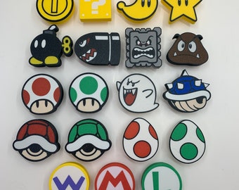 以下が含まれることがあります： スーパーマリオブラザーズをテーマにしたキャラクターとアイテムのカラフルなステッカー18個セット。ステッカーには、マリオ、ルイージ、クッパ、ヨッシーなどのキャラクターと、？ブロック、スター、キノコなどのアイテムが描かれています。