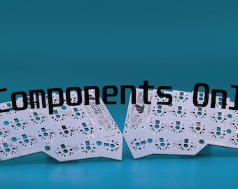 Puede incluir: Dos placas de circuito impreso blancas para un teclado mecánico dividido, con numerosos zócalos circulares para interruptores y puntos de contacto dorados. Las placas están inclinadas y muestran el texto Components Only en negro.
