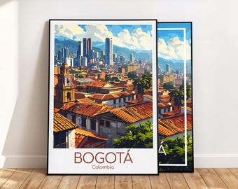 Könnte beinhalten: Zwei gerahmte Kunstdrucke mit einer stilisierten Illustration von Bogotá, Kolumbien. Das Kunstwerk zeigt eine Stadtlandschaft mit roten Ziegeldächern, hohen Gebäuden und einem blauen Himmel mit Wolken. Das Wort "BOGOTÁ" ist in großen Buchstaben gedruckt.